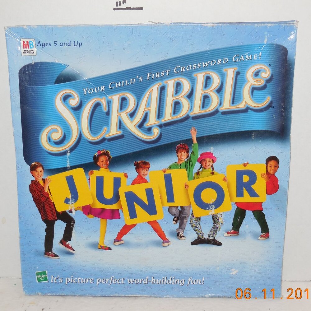 1999 Milton Bradley SCRABBLE JUNIOR BOARD GAME Ages 5+ Child's First Crossword